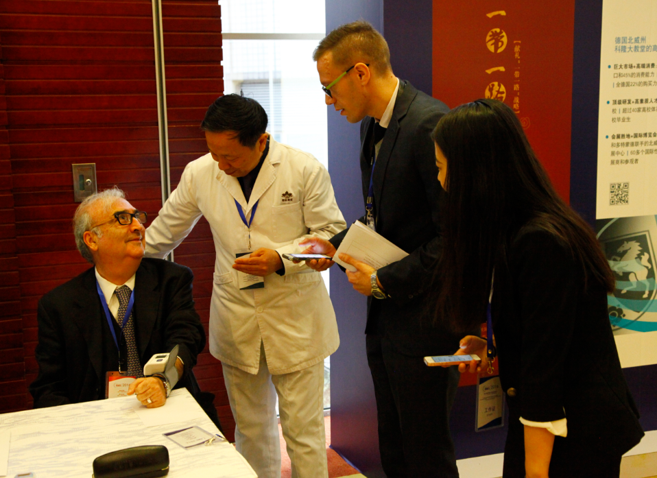 慈銘奧亞私人醫生為聯合國和平大使羅哈斯進行現場健康檢查.png 慈銘奧亞私人醫生為聯合國和平大使羅哈斯進行現場健康檢查.png