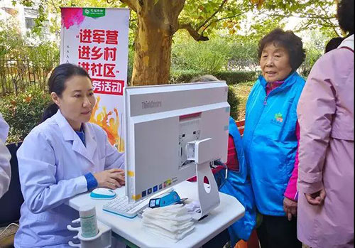 3慈銘韓小紅博士親自為居民做健康檢查.jpg