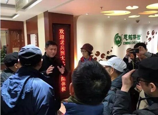 4羅旭和老兵們溫暖交流.jpg 4羅旭和老兵們溫暖交流.jpg