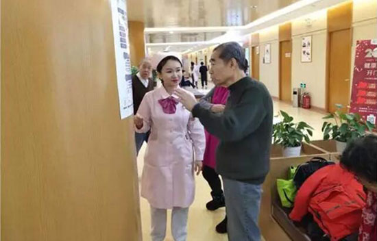 12慈銘小護士為老兵導檢.jpg 12慈銘小護士為老兵導檢.jpg