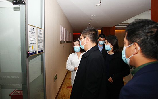 2常司長(zhǎng)參觀醫(yī)學(xué)檢驗(yàn)中心.jpg 2常司長(zhǎng)參觀醫(yī)學(xué)檢驗(yàn)中心.jpg