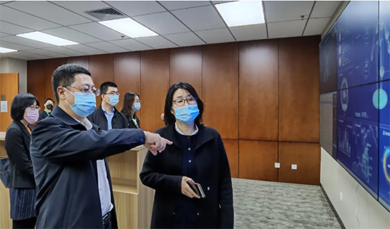 3慈銘體檢集團(tuán)副總裁韓濱向常司長(zhǎng)介紹遠(yuǎn)程閱片中心.jpg 3慈銘體檢集團(tuán)副總裁韓濱向常司長(zhǎng)介紹遠(yuǎn)程閱片中心.jpg