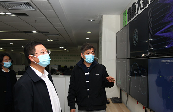 4工作人員向常司長(zhǎng)介紹大數(shù)據(jù)運(yùn)行中心.jpg 4工作人員向常司長(zhǎng)介紹大數(shù)據(jù)運(yùn)行中心.jpg