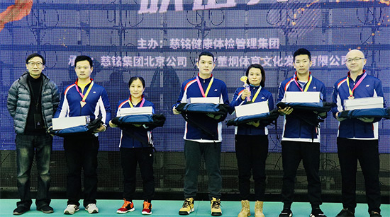 13慈銘集團北京公司營銷中心市場部總監(jiān)吳疆為季軍頒獎.jpg 13慈銘集團北京公司營銷中心市場部總監(jiān)吳疆為季軍頒獎.jpg